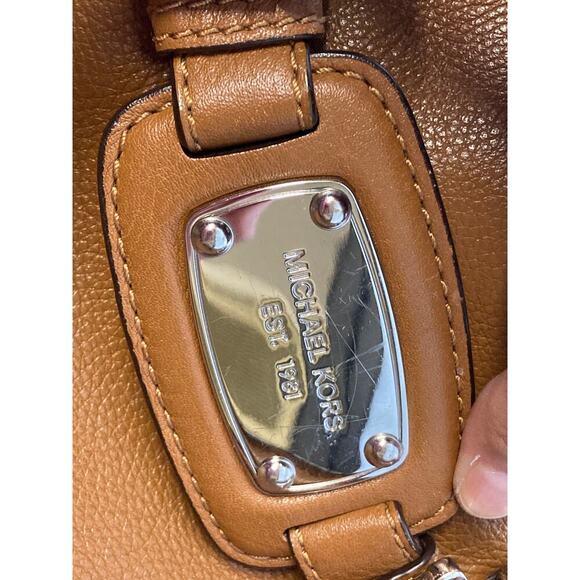 MICHAEL KORS, LARGE BROWN PEBBLED LEATHER SHOULDER BAG (ASIS) - Picture 16 of 16